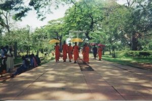 Anurandhapura - monaci.jpg